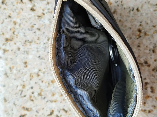 Schlüsselmäppchen aus schwarzem Kork vTikiwe®-Taschen aus Kork. Innenfutter aus blau-grün changierender Viskose