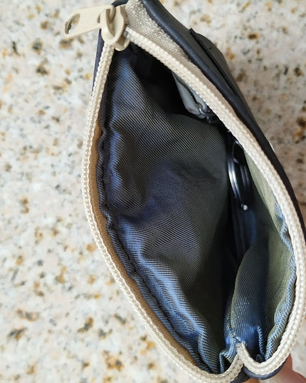 Schlüsselmäppchen aus schwarzem Kork vTikiwe®-Taschen aus Kork. Innenfutter aus blau-grün changierender Viskose