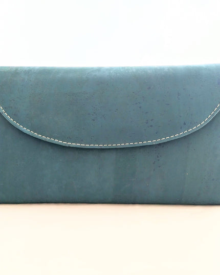 Clutch aus petrolfarbenem Kork, weich, elegant