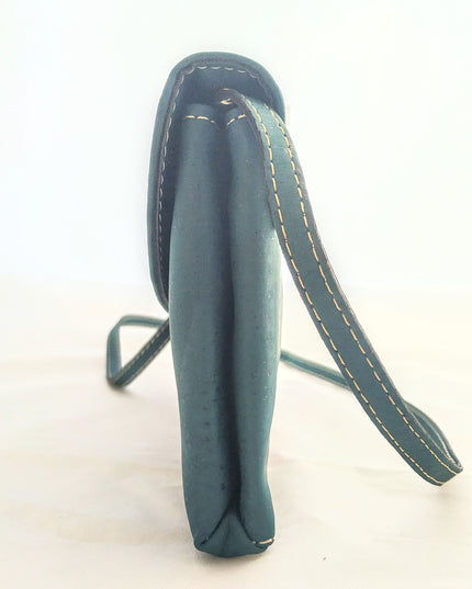 Seitenansicht der Clutch aus Kork, elegant, nachhaltige Mode, vegan