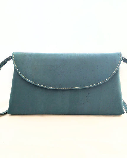 Frontalansicht der Clutch aus Kork, petrol, mit abnehmbarem Träger, vegane Fashion, Accessoire
