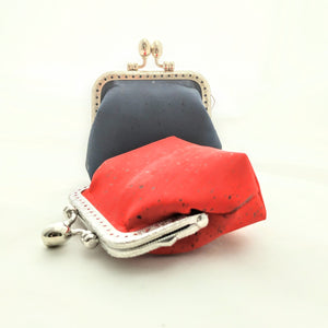 Geldbeutel aus blauem und rotem Kork, hübscher Clipverschluss wie zu Omas Zeiten