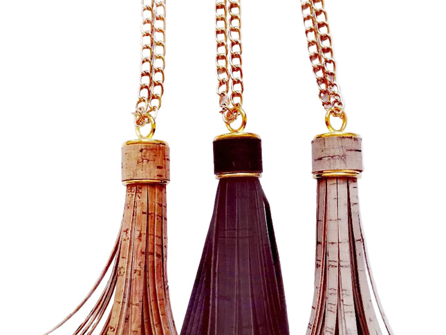 3 Quasten aus Kork in natur, schwarz, beige. Goldfarbenes Kettchen