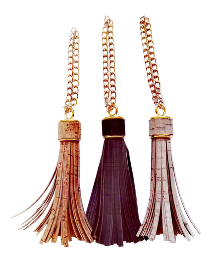 3 Quasten aus Kork in natur, schwarz, beige. Goldfarbenes Kettchen