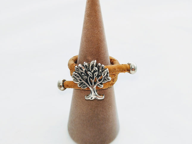 Ring aus naturfarbenem Kork mit einem Lebensbaum auf einem Kegel