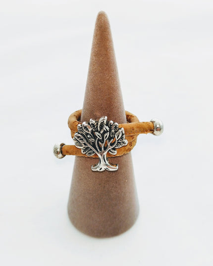 Ring aus naturfarbenem Kork mit einem Lebensbaum auf einem Kegel