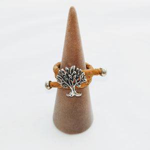 Ring aus naturfarbenem Kork mit einem Lebensbaum auf einem Kegel