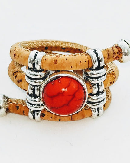 3-reihiger Ring aus weichem, naturfarbenem Kork mit einem Mittelstein aus roter Presskoralle und 2 silberfarbenen Stegen. Passt für alle Größen.
