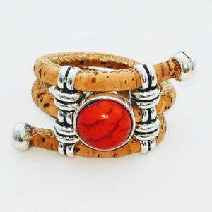 3-reihiger Ring aus weichem, naturfarbenem Kork mit einem Mittelstein aus roter Presskoralle und 2 silberfarbenen Stegen. Passt für alle Größen.