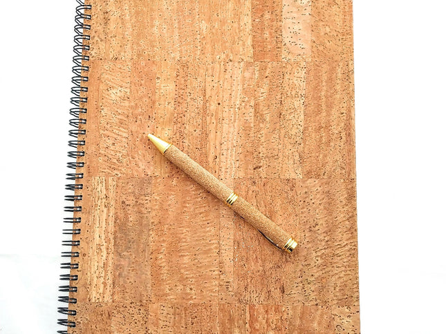 Collegeblock aus naturfarbenem Kork und Kugelschreiber aus naturfarbenem Kork