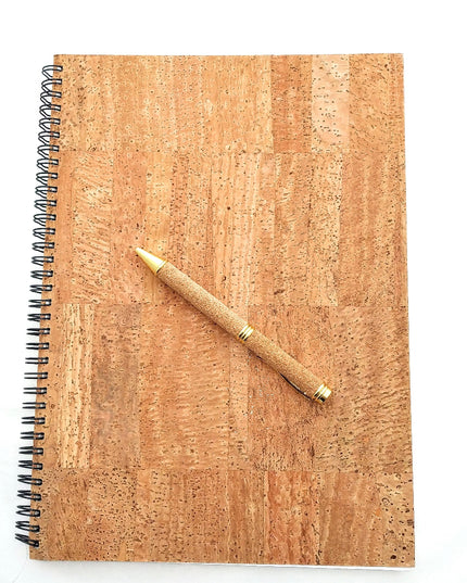Collegeblock aus naturfarbenem Kork und Kugelschreiber aus naturfarbenem Kork