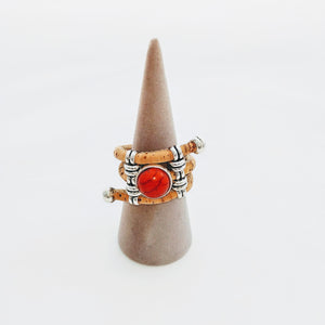 3-reihiger Ring aus naturfarbener Korkkordel mit einem Mittelstein aus roter Presskoralle und 2 silberfarbenen Stegen auf einem Kegel