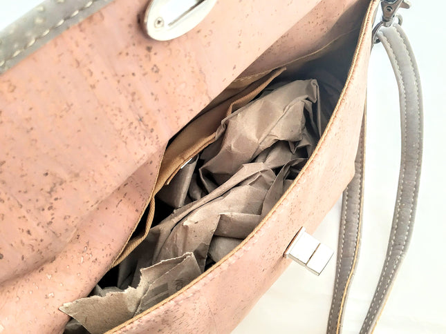 Innenansicht der Umhängetasche aus rosa und grauem Kork