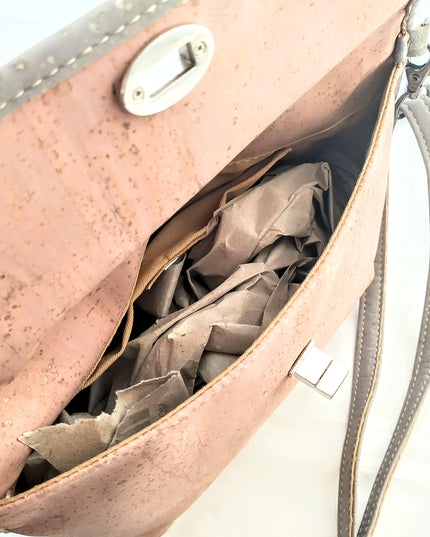 Innenansicht der Umhängetasche aus rosa und grauem Kork