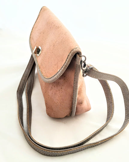 Seitenansicht der Schultertasche aus rosa und grauem Kork