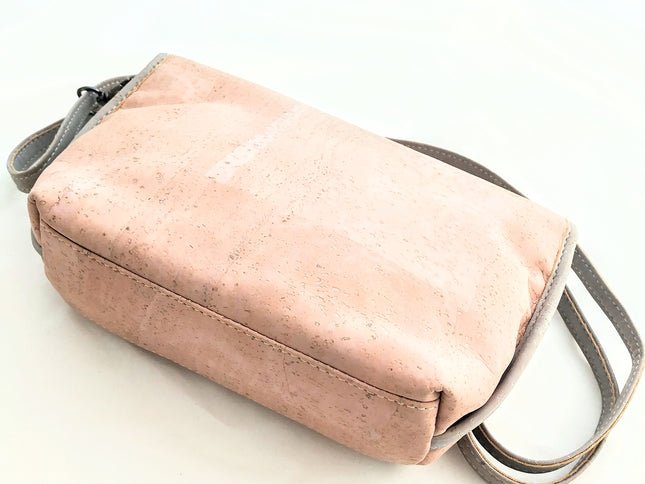 Rückseite der Clutch aus grauem und rosa Kork