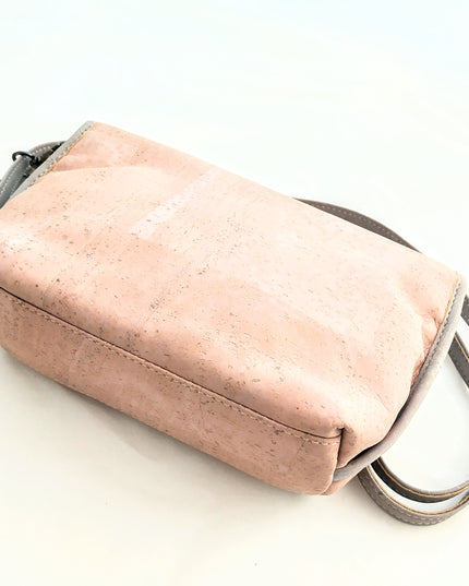Rückseite der Clutch aus grauem und rosa Kork