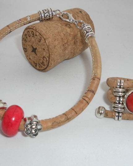 Ring und Armband mit roter Presskoralle. Weiche Kordeln aus Kork. 