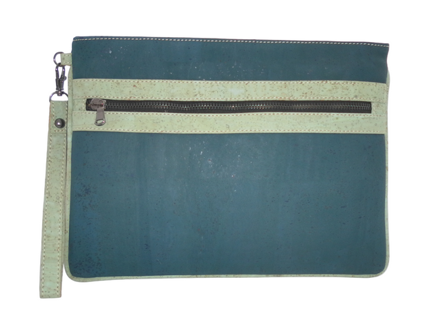 Clutch aus Kork, Farbe petrol, lindgrüne Applikationen, Handschlaufe, großes Reißverschlussfach vorne, natürlich Kork
