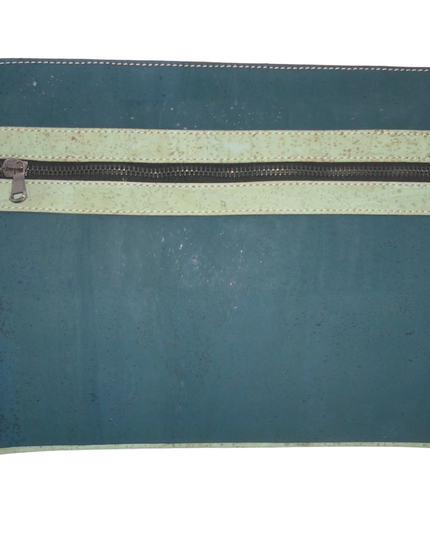 Clutch aus Kork, Farbe petrol, lindgrüne Applikationen, Handschlaufe, großes Reißverschlussfach vorne, natürlich Kork