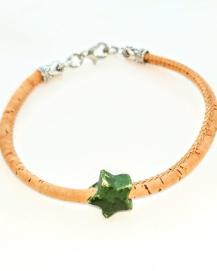 zartes Armband aus Kork mit moosgrünem Keramiksternchen made by Tikiwe®-Taschen aus Kork