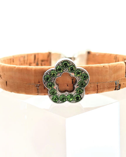 Wunderschönes Armband aus Kork mit schimmernden Elementen und einer Blume aus Edelstahl mit grünen Glitzersteinchen, 10mm breit