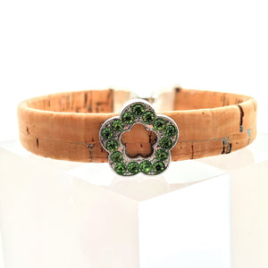 Wunderschönes Armband aus Kork mit schimmernden Elementen und einer Blume aus Edelstahl mit grünen Glitzersteinchen, 10mm breit