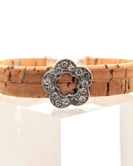 Wunderschönes Armband aus Kork mit schimmernden Elementen und einer Blume aus Edelstahl mit kristallklaren Glitzersteinchen, 10mm breit