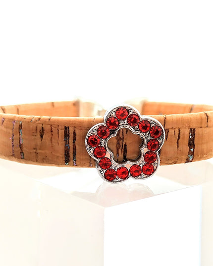 Wunderschönes Armband aus Kork mit schimmernden Elementen und einer Blume aus Edelstahl mit roten Glitzersteinchen, 10mm breit