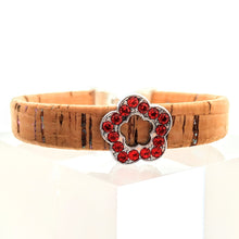 Lade das Bild in den Galerie-Viewer, Wunderschönes Armband aus Kork mit schimmernden Elementen und einer Blume aus Edelstahl mit roten Glitzersteinchen, 10mm breit
