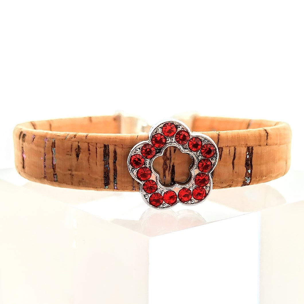 Wunderschönes Armband aus Kork mit schimmernden Elementen und einer Blume aus Edelstahl mit roten Glitzersteinchen, 10mm breit