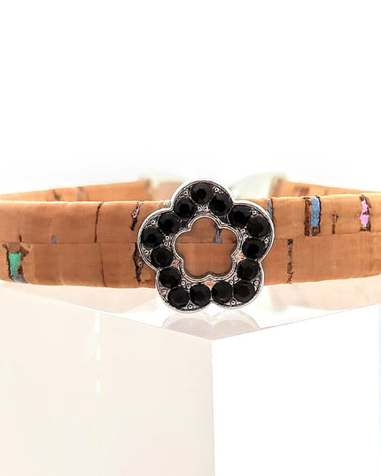 Wunderschönes Armband aus Kork mit schimmernden Elementen und einer Blume aus Edelstahl mit schwarzen Glitzersteinchen, 10mm breit