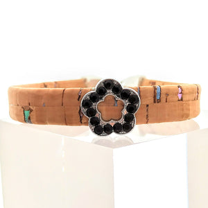 Wunderschönes Armband aus Kork mit schimmernden Elementen und einer Blume aus Edelstahl mit schwarzen Glitzersteinchen, 10mm breit