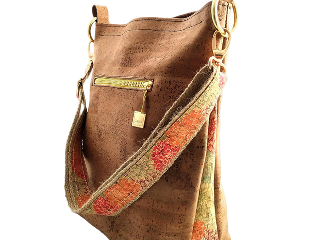 Tikiwe®Lady Asta limited Edition, Schultertasche aus Kork, handmade, Seitenansicht, goldfarbene Applikationen, schokobraun