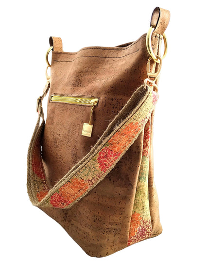 Tikiwe®Lady Asta limited Edition, Schultertasche aus Kork, handmade, Seitenansicht, goldfarbene Applikationen, schokobraun