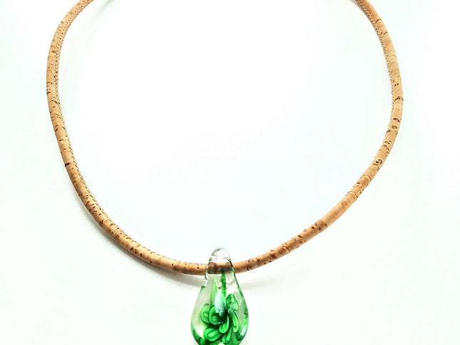 Korkkordel, ca. 45 cm mit einem Tropfen aus böhmischen Glas. Grüne Blume.