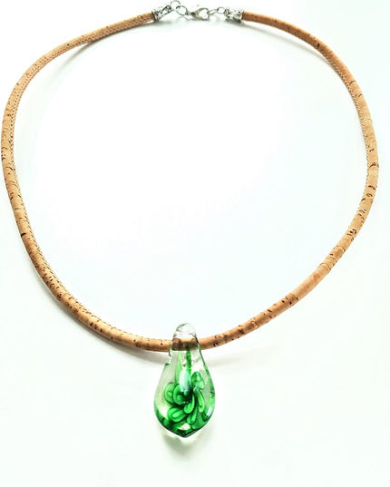Korkkordel, ca. 45 cm mit einem Tropfen aus böhmischen Glas. Grüne Blume.