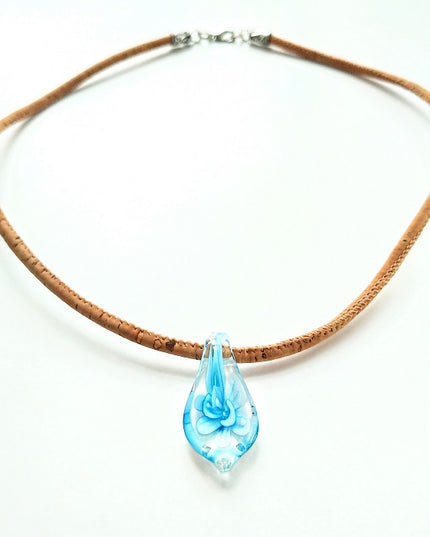 Korkkordel, ca. 45 cm mit einem Tropfen aus böhmischen Glas. Hellblaue Blume.