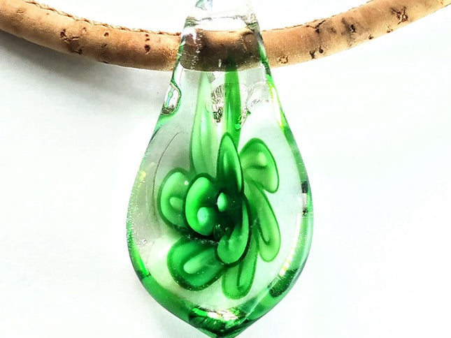 Bezaubernder Tropfen aus böhmischen Glas mit grüner Blume an einer Kordel aus Kork. Handmade by Tikiwe®