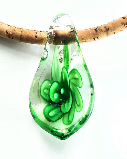 Bezaubernder Tropfen aus böhmischen Glas mit grüner Blume an einer Kordel aus Kork. Handmade by Tikiwe®