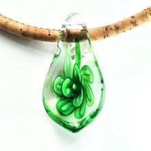 Lade das Bild in den Galerie-Viewer, Bezaubernder Tropfen aus böhmischen Glas mit grüner Blume an einer Kordel aus Kork. Handmade by Tikiwe®
