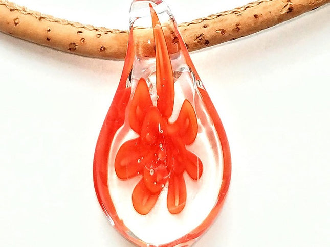 Bezaubernder Tropfen aus böhmischen Glas mit roter Blume an einer Kordel aus Kork. Handmade by Tikiwe®