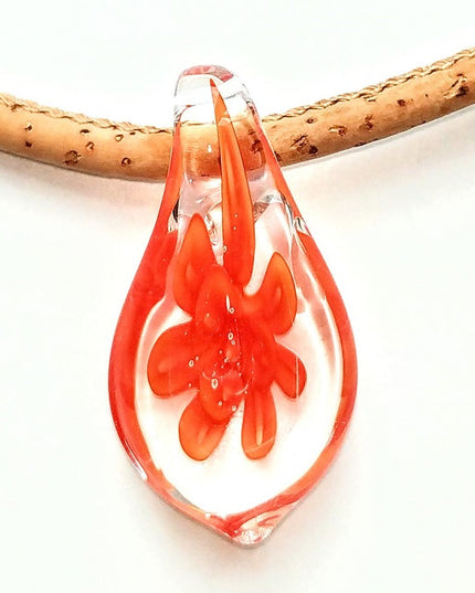 Bezaubernder Tropfen aus böhmischen Glas mit roter Blume an einer Kordel aus Kork. Handmade by Tikiwe®