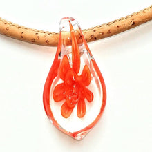 Lade das Bild in den Galerie-Viewer, Bezaubernder Tropfen aus böhmischen Glas mit roter Blume an einer Kordel aus Kork. Handmade by Tikiwe®
