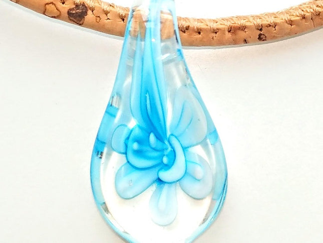 Bezaubernder Tropfen aus böhmischen Glas mit hellblauer Blume an einer Kordel aus Kork. Handmade by Tikiwe®