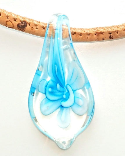 Bezaubernder Tropfen aus böhmischen Glas mit hellblauer Blume an einer Kordel aus Kork. Handmade by Tikiwe®