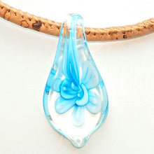 Lade das Bild in den Galerie-Viewer, Bezaubernder Tropfen aus böhmischen Glas mit hellblauer Blume an einer Kordel aus Kork. Handmade by Tikiwe®
