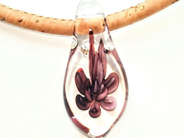 Bezaubernder Tropfen aus böhmischen Glas mit violetter Blume an einer Kordel aus Kork. Handmade by Tikiwe®