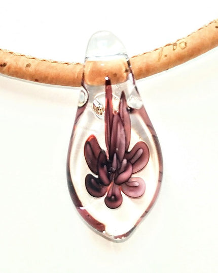 Bezaubernder Tropfen aus böhmischen Glas mit violetter Blume an einer Kordel aus Kork. Handmade by Tikiwe®