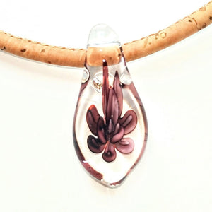 Bezaubernder Tropfen aus böhmischen Glas mit violetter Blume an einer Kordel aus Kork. Handmade by Tikiwe®